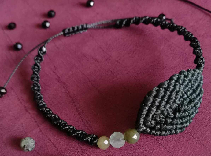 Modne naszyjniki i bransoletki. Starannie, ręcznie wyplatane techniką mikromakramy 