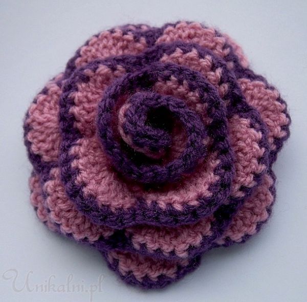 broszka ze skory recznie robiona Very Peri unikalni pl 