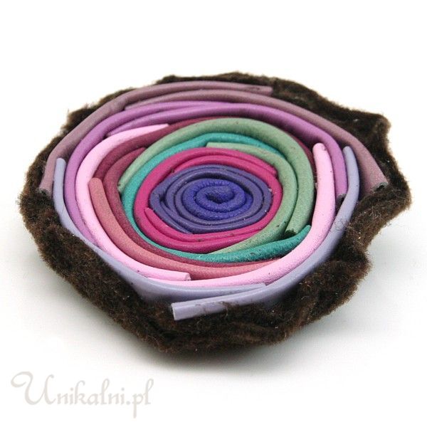 broszka ze skory recznie robiona Very Peri unikalni pl