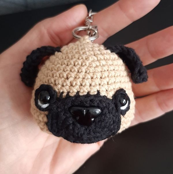 dziergany na szydelku mops zawieszka