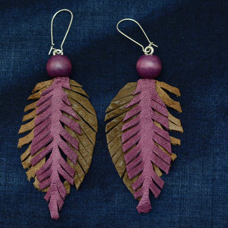 kolczyki piorka ze skory recznie robione 